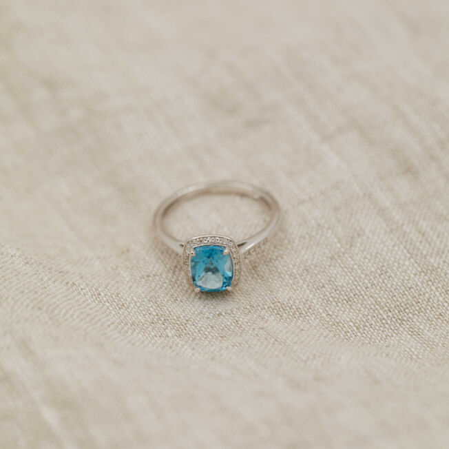 Hvitt gull ring med topas og diamanter