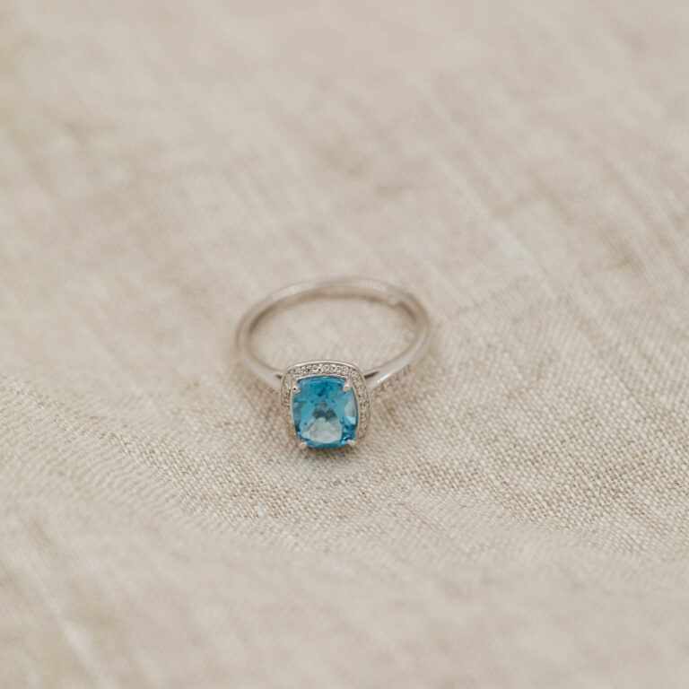 Hvitt gull ring med topas og diamanter
