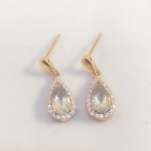 Ørepynt i gult gull med diamant og dråpeformet grønn kvarts