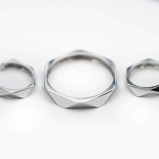 "Fasett" ring i hvitt gull, smal