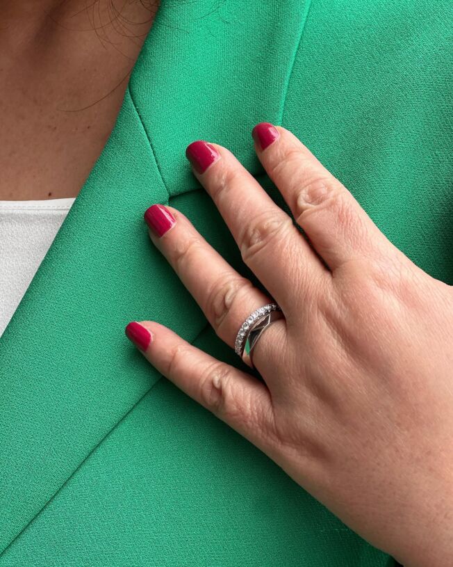 "Fasett" ring i hvitt gull, smal