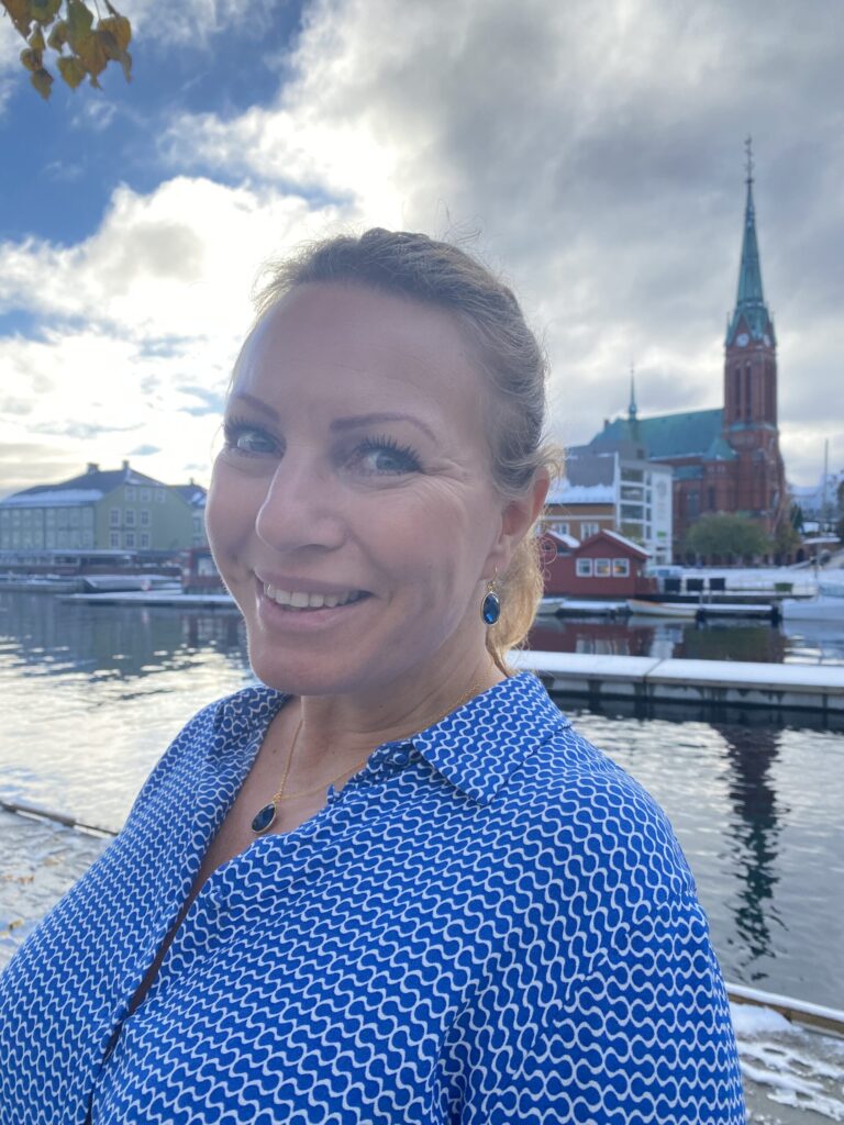 Susanne Friis Bjørner kjede i forgylt sølv med dråpeformet London blå krystall