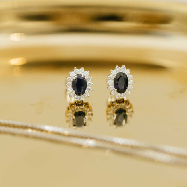 Hvitt gull rosettørepynt med safir og 0,28 ct diamanter