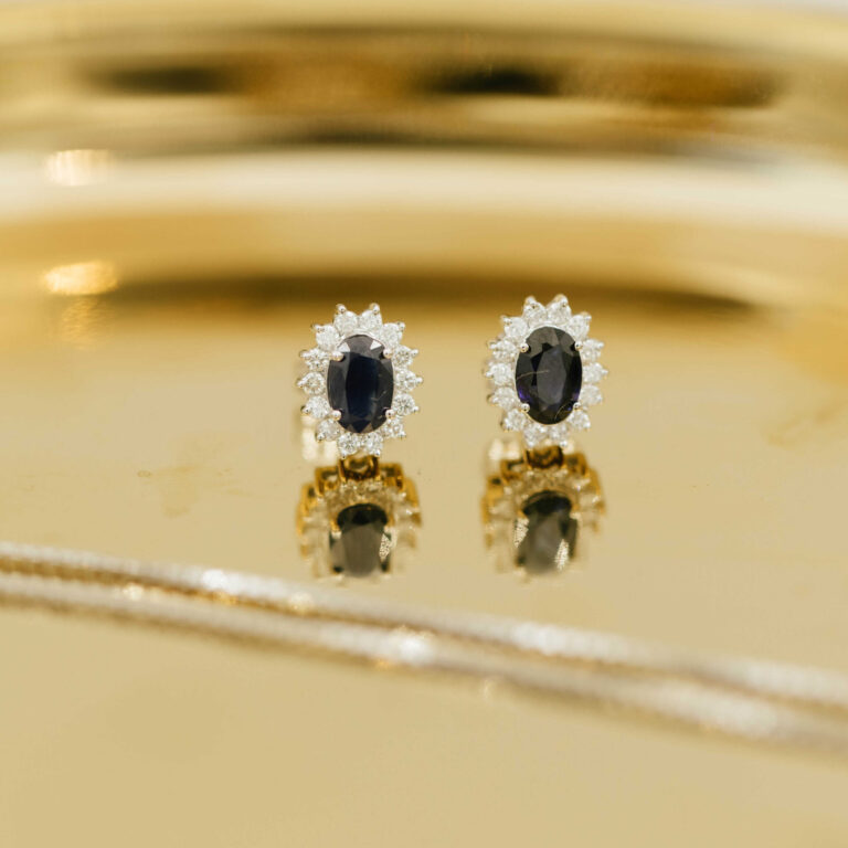 Hvitt gull rosettørepynt med safir og 0,28 ct diamanter