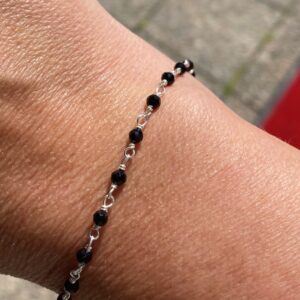Ankelt armbånd i sølv med spinell. En glitrenede hard sten. Lengde regulerbar fra 16-20cm. Fra Susanne Friis Bjørner