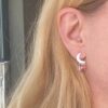 Susanne Friis Bjørner ørepynt “Måne” i sølv med fargede ferskvannsperler
