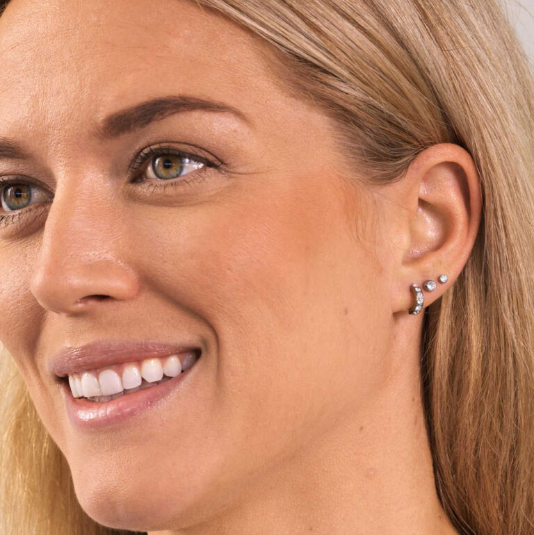 Blomdahl ørering i titan med c.zirkonia