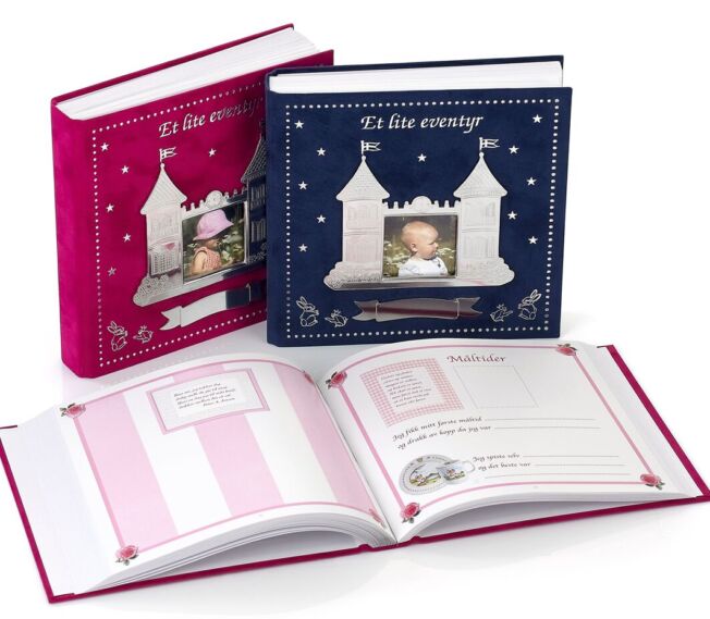 Album- minnebok med blå og rosa velur og tinn motiv. Kan graveres med navn