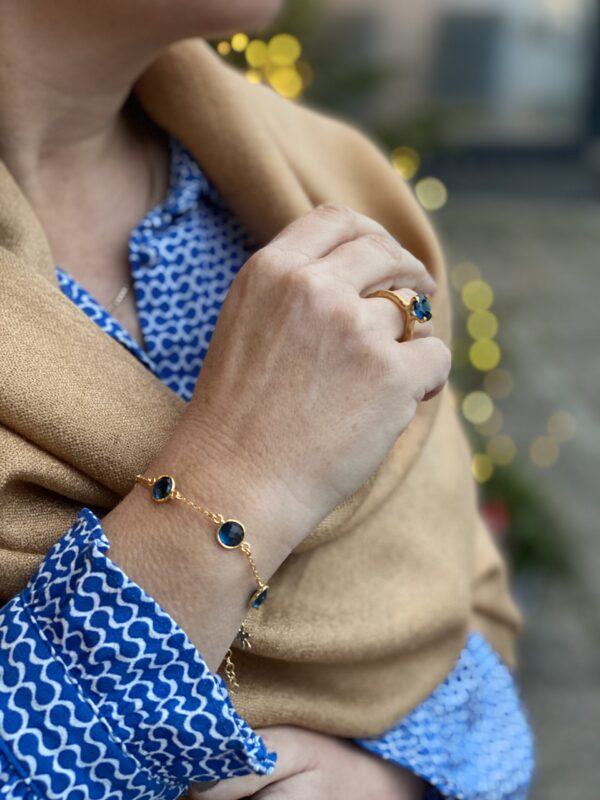 Susanne Friis Bjørner armbånd i forgylt sølv med London blue krystaller