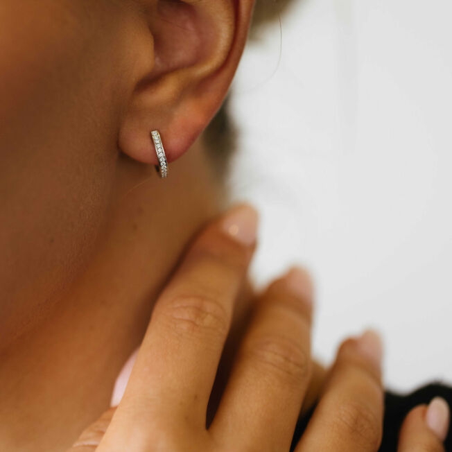 Hvitt gull ørering med diamanter Ø 12,5 mm