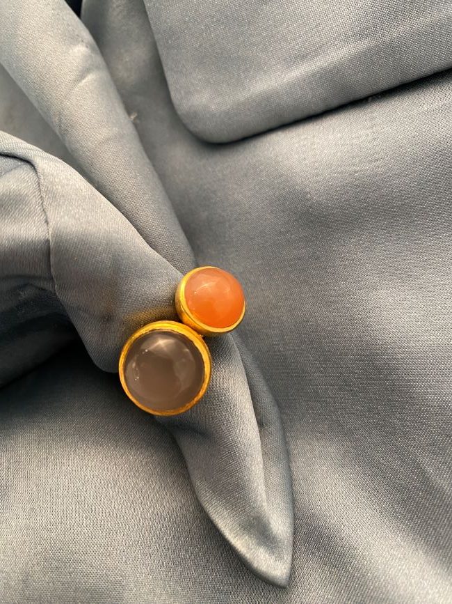 Susanne Friis Bjørner ring i forgylt sølv med grå månesten