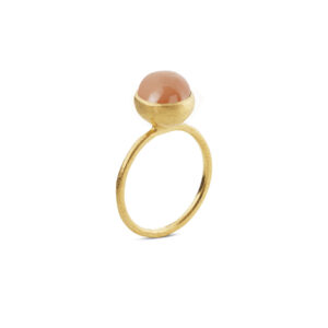 Susanne Friis Bjørner ring forgylt med blush/ferskenfarget månesten, liten