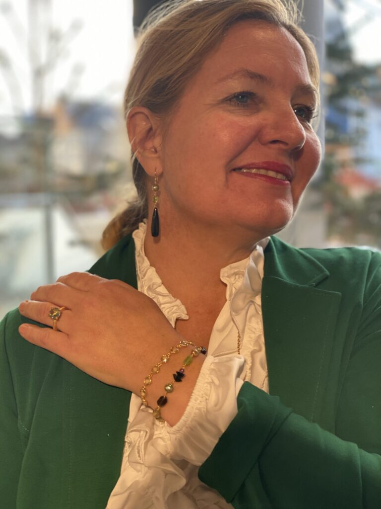 Susanne Friis Bjørner organisk ring i forgylt sølv med grønn kvarts