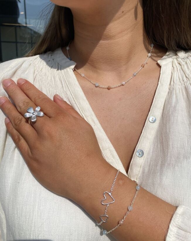 Armbånd og ring samt kjede fra Susanne Friis Bjørner. Sølv, akvamarin og månestener