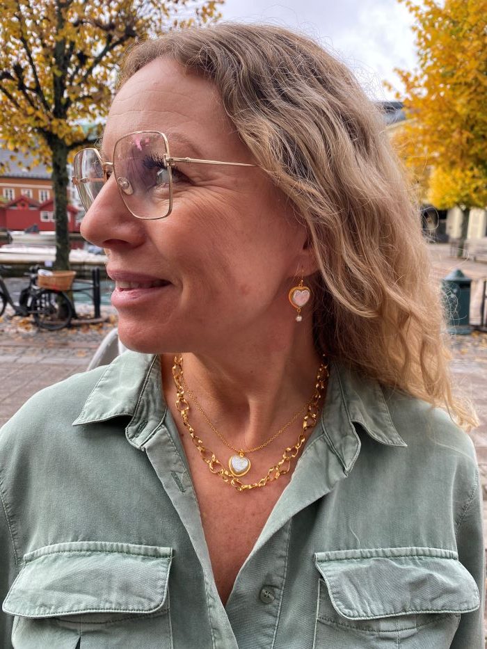 Susanne Friis Bjørner ørepynt i forgylt sølv med hjerteformet perle