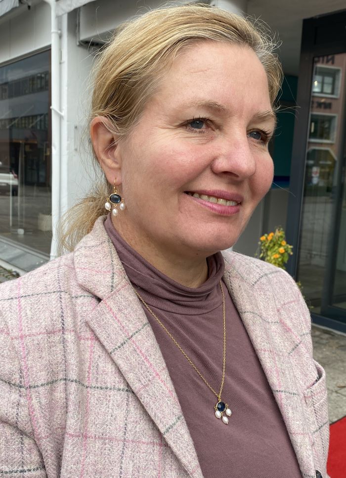 Susanne Friis Bjørner forgylt ørepynt med London blå krystall og 3 ferskvannsperler