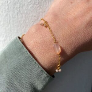 Armbånd i forgylt sølv , med ferskenfaregt månesten fra Susanne Friis Bjørner.