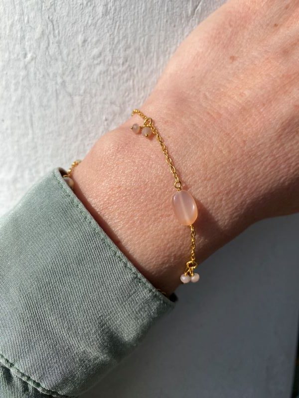 Armbånd i forgylt sølv , med ferskenfaregt månesten fra Susanne Friis Bjørner.