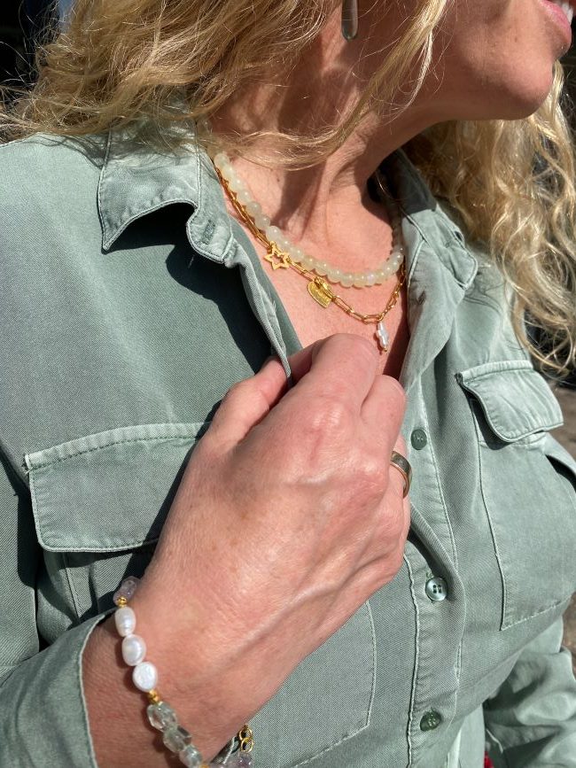Susanne Friis Bjørner armbånd i forgylt sølv med perler, ametyst og fluoritt