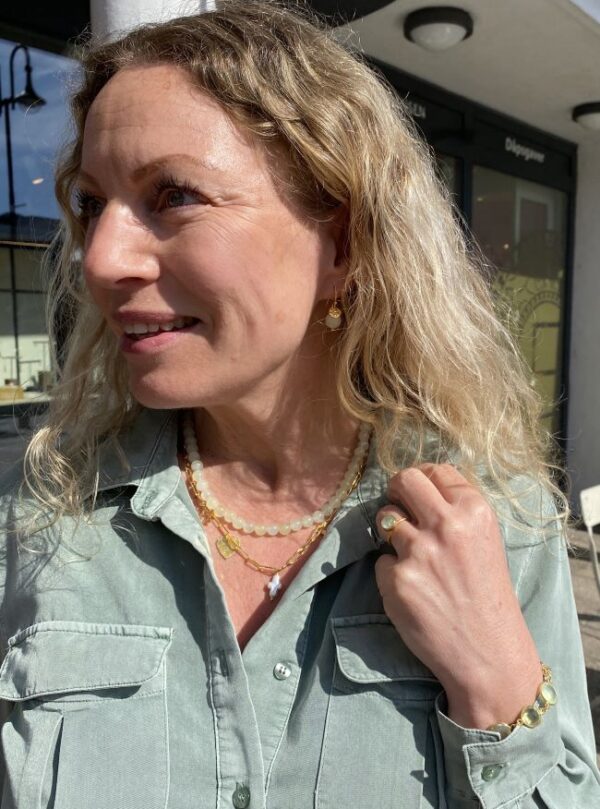 Susanne Friis Bjørner kjede i lys grønn serpentin med forgylt sølv