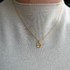 Anheng i forgylt sølv på kjede, liten blomst med en brun diamant