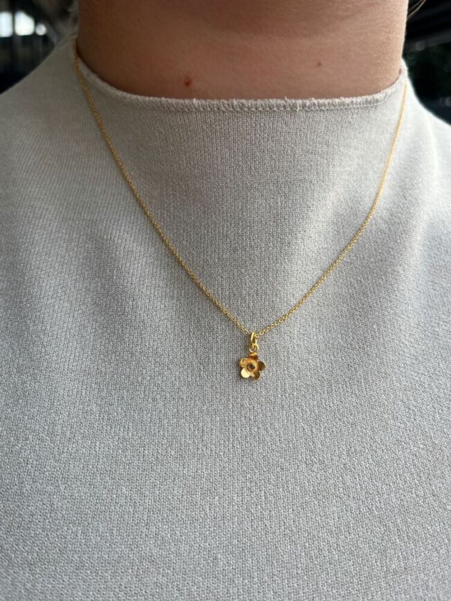 Anheng i forgylt sølv på kjede, liten blomst med en brun diamant