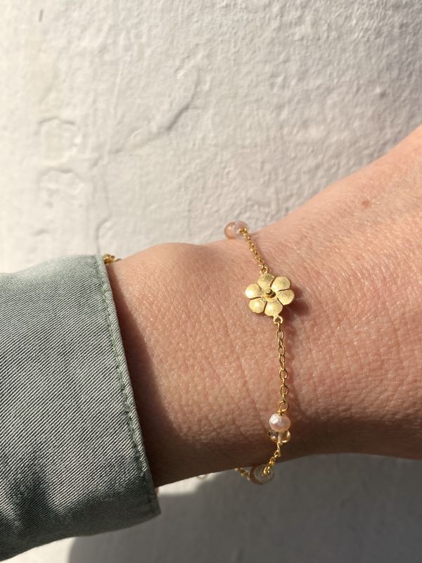 Susanne Friis Bjørner armbånd i forgylt sølv med blomst, citrin, ferkvannsperler, ferskenfargede månestener og rosenkvarts