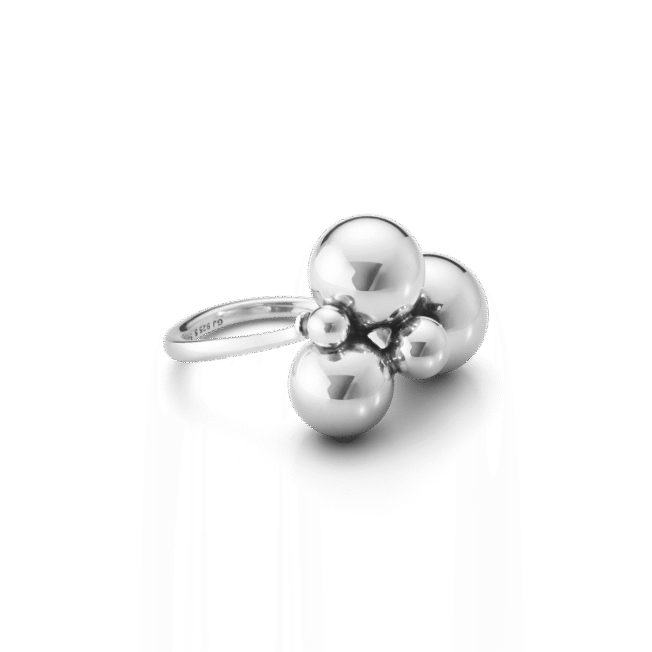 Ring fra Moonlight Grapes kolleksjonen fra Georg Jensen i oksidert sølv.