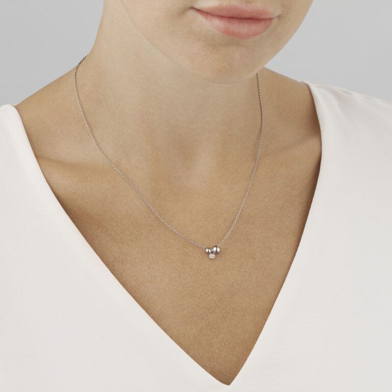 Georg Jensen «Moonlight Grape»anheng og kjede i sølv, lite med diamant