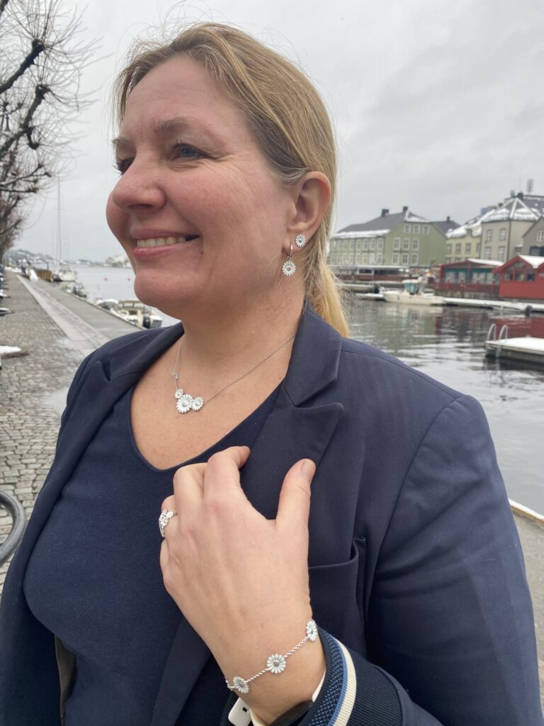 Georg Jensen "Daisy layered" ring i sølv med hvite emaljerte blomster