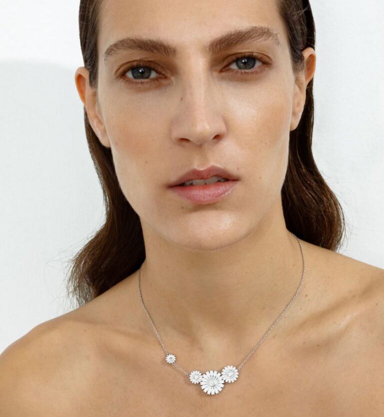 Georg Jensen “Daisy 4 flower” kjede i sølv med hvite emalje blomster