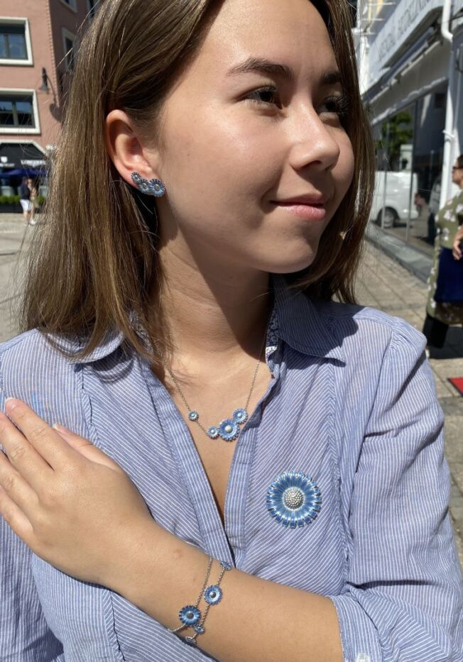 Georg Jensen “Daisy armbånd" i sølv med blå emaljert blomst