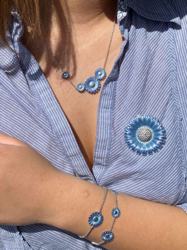Georg Jensen “Daisy armbånd" i sølv med blå emaljert blomst