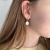 Georg Jensen “Daisy øreringer" i sølv med hvit emaljert blomst