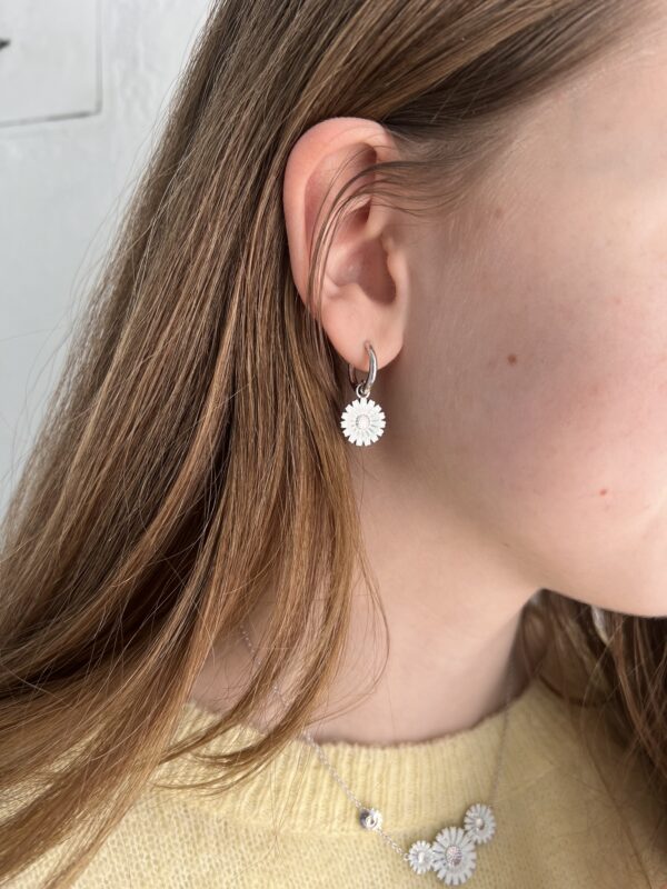 Georg Jensen “Daisy øreringer" i sølv med hvit emaljert blomst
