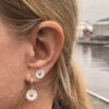 Georg Jensen “Daisy ørepynt" i sølv med hvit emaljert blomst