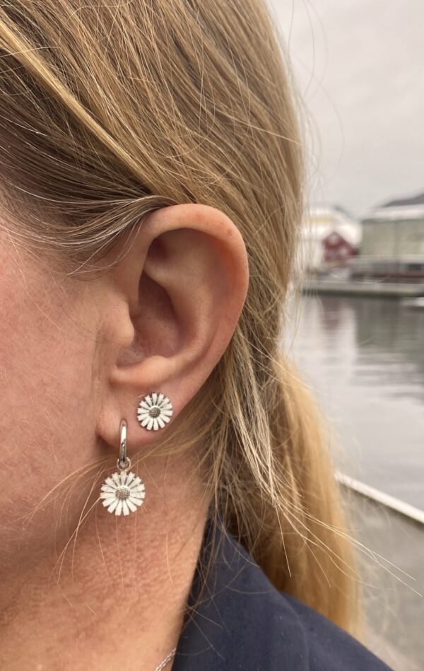 Georg Jensen “Daisy øreringer" i sølv med hvit emaljert blomst