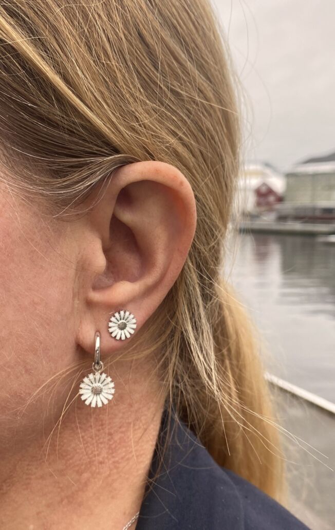 Georg Jensen “Daisy øreringer" i sølv med hvit emaljert blomst