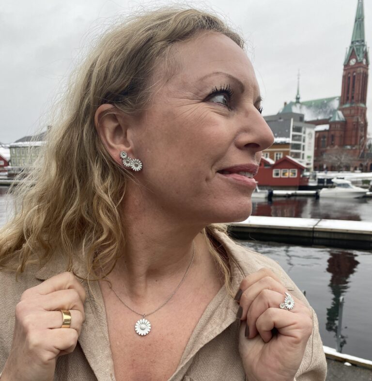 Georg Jensen “Daisy ørepynt" i sølv med 3 hvite emaljerte blomster