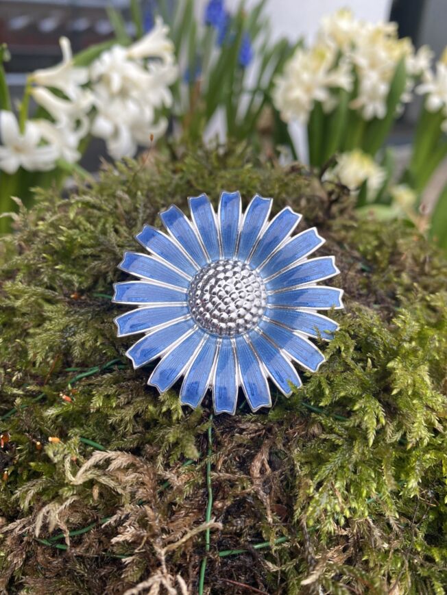 Georg Jensen “Daisy brosje" i sølv med blå emaljert blomst