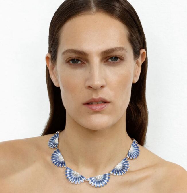 Georg Jensen “Daisy halskjede" i sølv med blå emalje