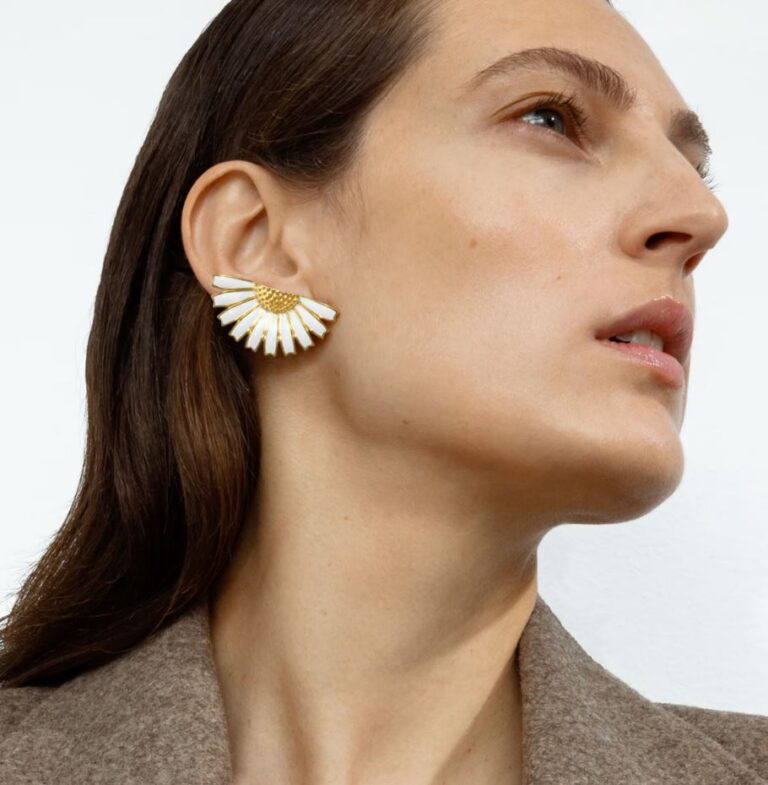 Georg Jensen “Daisy hoops" i forgylt sølv med hvit emalje