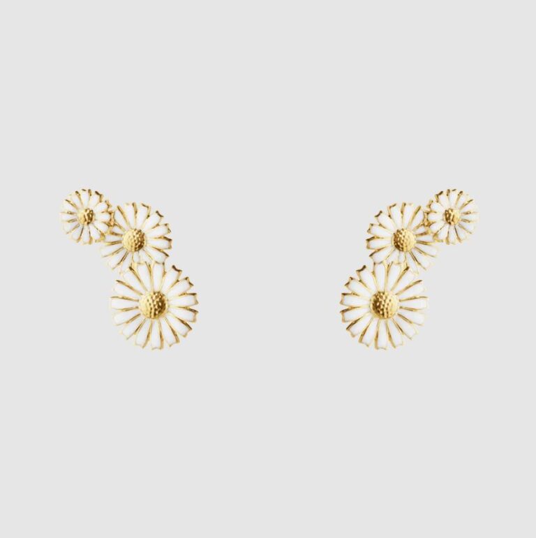 Georg Jensen “Daisy ørepynt" i forgylt sølv med 3 hvite emaljerte blomster