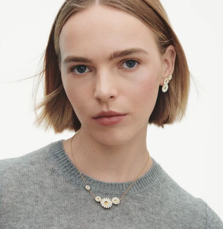 Georg Jensen “Daisy ørepynt" i forgylt sølv med 3 hvite emaljerte blomster