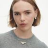 Georg Jensen “Daisy 4 flower” kjede i forgylt sølv med hvite emalje blomster