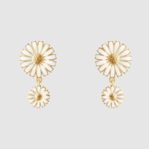 Georg Jensen “Daisy Doble ørepynt" i forgylt sølv med hvite emaljerte blomster