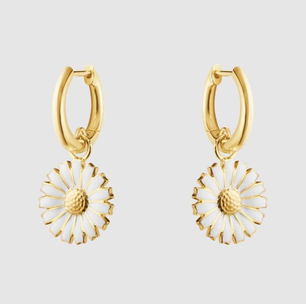 Georg Jensen “Daisy øreringer" i forgylt sølv med hvit emaljert blomst