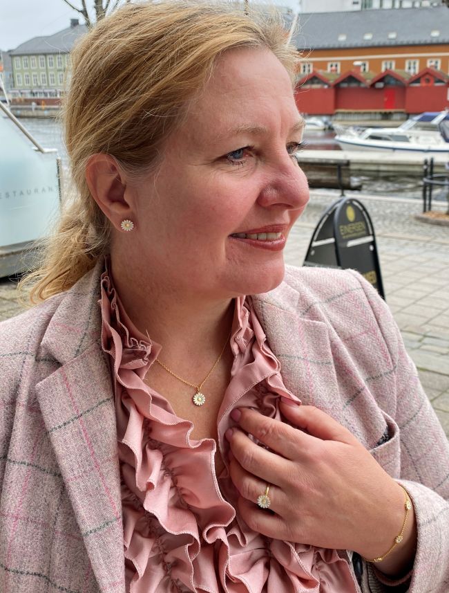 Georg Jensen “Daisy armbånd" i forgylt sølv med hvite emaljert blomster