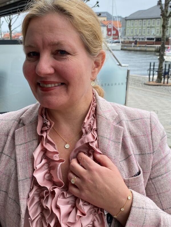 Georg Jensen “Daisy Earhook" i forgylt sølv med hvite emaljerte blomster
