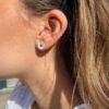 Georg Jensen “Daisy Earstud" i forgylt sølv med hvite emaljerte blomster